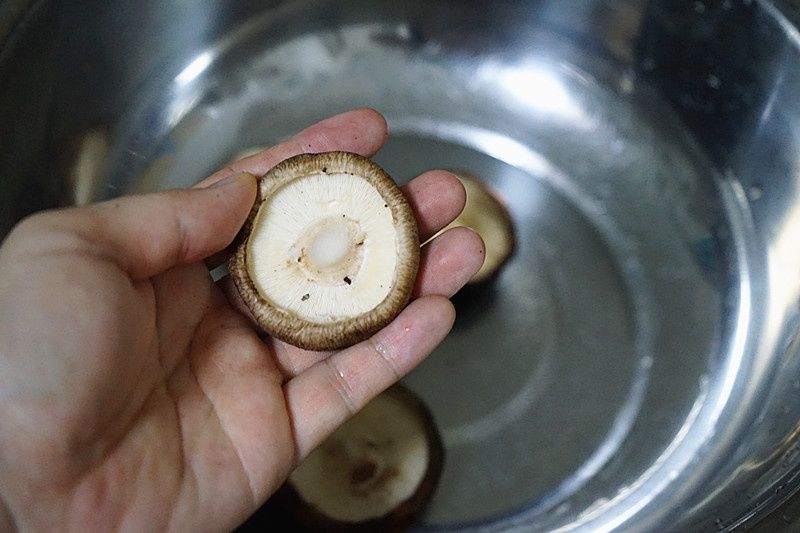 肉味|素食餐厅首推这道菜，香菇条吃出肉味，口感酸甜，不腻不油真好吃