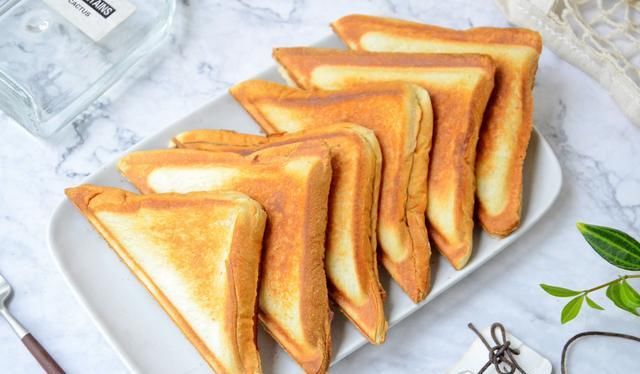 锅中放入|开学季十款懒人必备早餐，每天换着花样做，简单省事十分钟准上桌