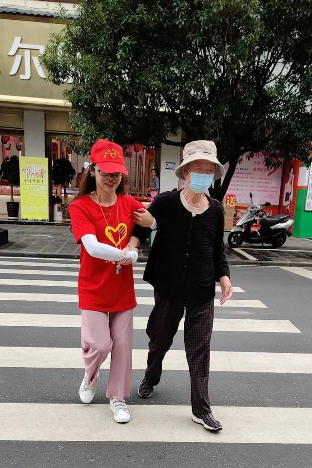 市民文明|志愿者 | “车让人·人快走” 礼让劝导