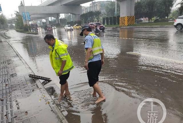 重庆晨报|交警蜀黍，倾盆大雨中你赤脚清障的样子真帅