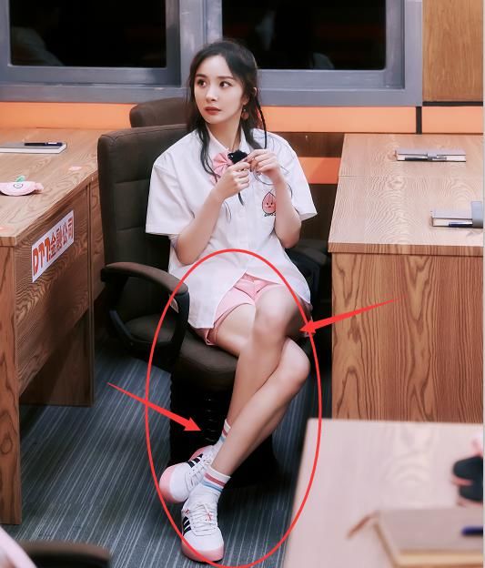  女生|有种厉害叫杨幂的坐姿，看清她是怎么做的，穿短裤的女生都佩服