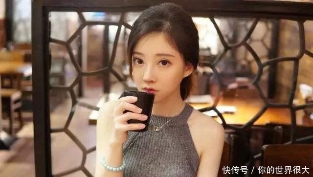 冯提莫|网红一姐冯提莫有多美?看到她的素颜照后,网友:怎么有点像小学生