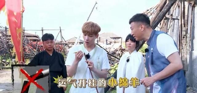  总监|张艺兴排练超时, 音乐总监不满要他下场, 严敏抢过话筒直接开后台