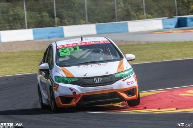 转向|601号赛车被撞，轮圈缺一块还能完赛。818号赛车突然无法转向