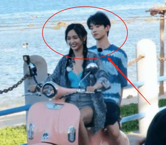  黄新淳|吴宣仪骑电动车载黄新淳，看清黄新淳手放的位置，人品好坏很显然