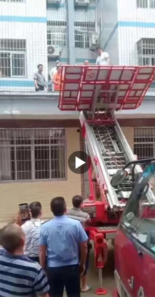 当地|平江一年轻男子跳楼摔伤,当地村民:男子疑患抑郁症