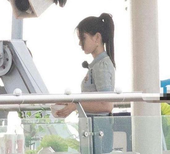  杀青|赵丽颖、杨超越谁的地位高？《中餐厅》杀青照中的站位一目了然