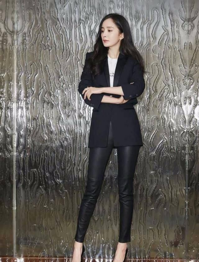  轻松|杨幂的衣品果然没让大家失望，西装配皮裤都能轻松驾驭，佩服！