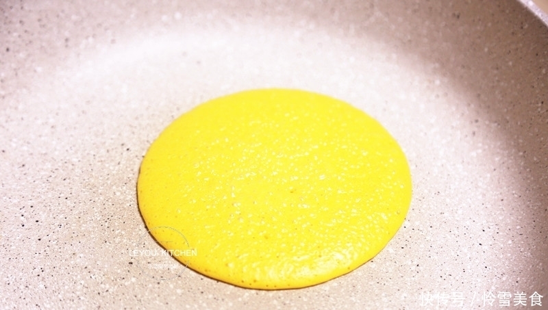 南瓜泥|南瓜花样吃法,用平底锅做成点心,又甜又软,外面卖十几块钱一个