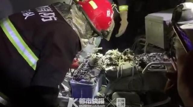  昨晚|私拉电线充电又出事了！昨晚一电动车私拉电线充电起火