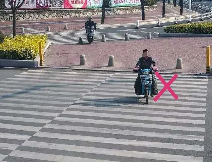 崇明|创城进行时丨崇明交警严查交通违法，提醒市民人人争做文明交通参与者