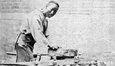 清朝|清朝罕见老照片女子衣不蔽体，此人竟是出嫁的新娘！