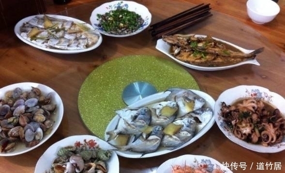 上桌|大姨一家人都不吃肉,一个月伙食费却2000多,饭菜上桌我明白了