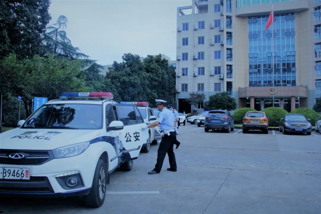  押解|南陵警方押解2020.6.10专案主要犯罪嫌疑人公开指认现场