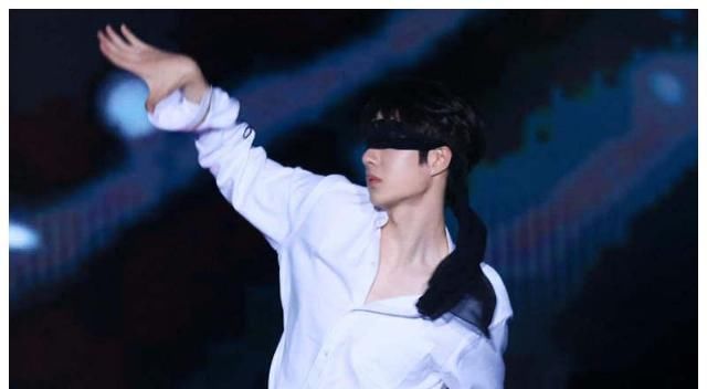  尊重|而且还非常不尊重舞者，王一博表示很辛苦，在开播的时候就很认真的观看了其中的表演