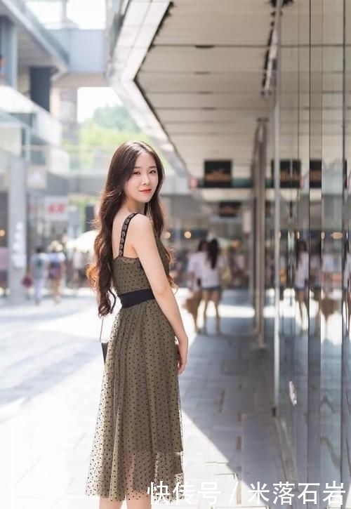  回头率|街拍：皮肤白皙的小姐姐，轻松秀出大长腿，不缺回头率