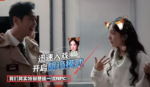  本能|何炅误触机关陷僵局，大张伟本能反应暴露人品，跪下认真的吗？