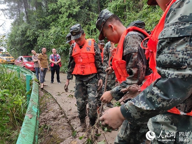 南充|四川南充：河水漫堤倒灌城区 武警官兵紧急抢险