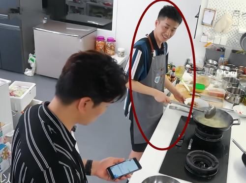  得知|中餐厅：赵丽颖对冯伟一见如故，得知冯绍峰和他的关系，是我小瞧了