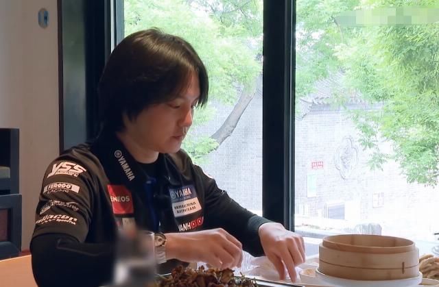  不用|尹正录真人秀称饭店点菜不用等，当得知谁结账，才知明星为什么喜欢上真人秀