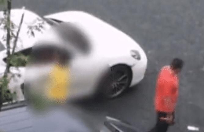 名女子|不会停车活该？保时捷被挡开不出车位，女子下车怒踹对方车门4脚