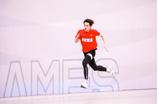  超新星|“苍蓝猛兽”姚琛勇夺《超新星全运会》短跑预赛双冠