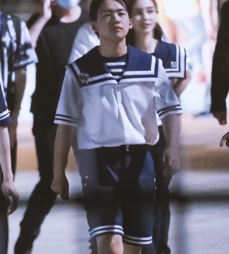  服装|跑男家族换上“水手服”，蔡徐坤沙溢服装统一，只有郭麒麟不同