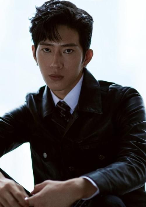  包围|看井柏然才知道，男生化“全包围眼线”多迷人，谁看了不心动？