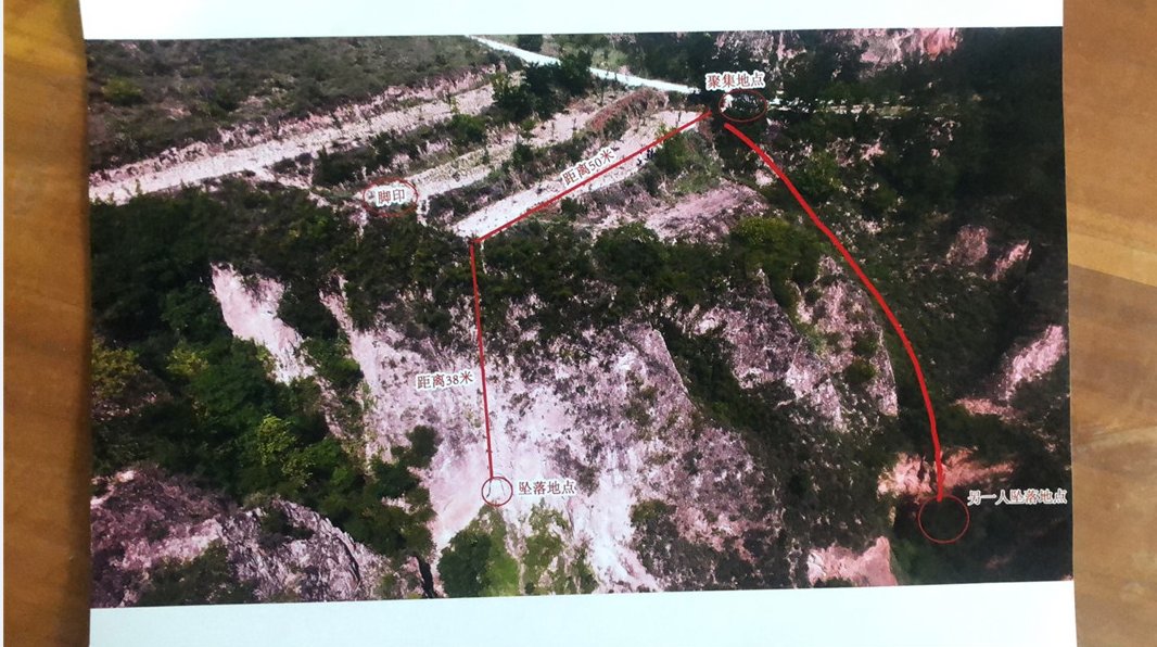 山上|陕西男子山上赌博遇民警抓捕坠崖后身亡，家属称：当天有5名赌徒坠崖