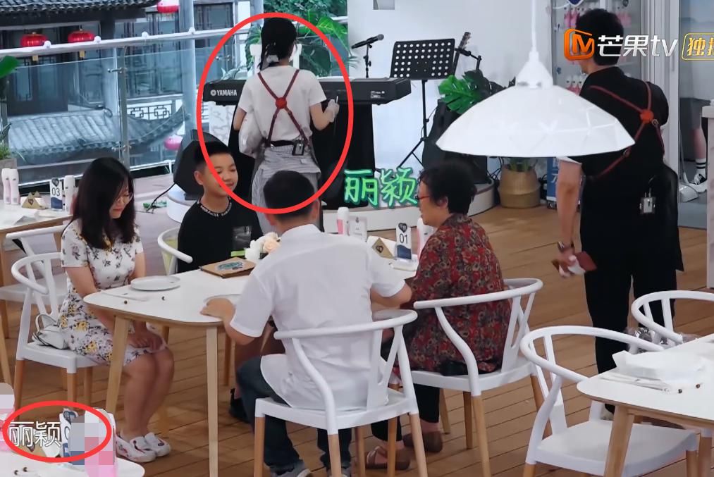  干活|赵丽颖干活突然被黄晓明叫住，她下意识的反应，太让人心疼了