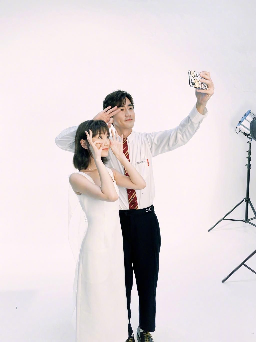  合体|《三十而已》收官！杨玏毛晓彤晒合体自拍，最萌身高差CP感十足