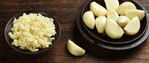  当做|这道菜农村的人喂猪吃，城里的人却当做宝，多吃对身体好处多多