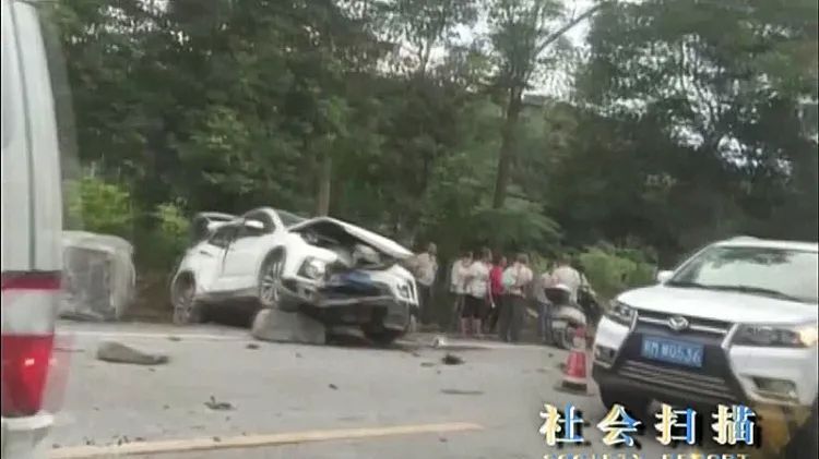  迎面|惨烈！一块大石头从货车掉落，对向小车迎面撞上