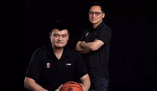  再度|真不省心！常规赛收官姚明再度现身球馆，手托下巴陷入沉思太操劳