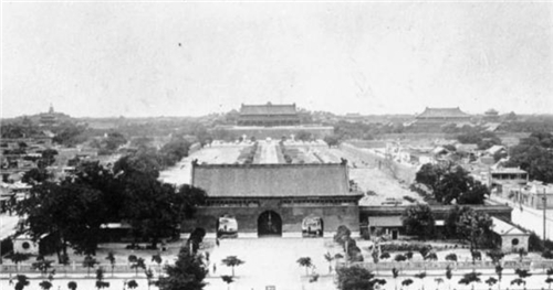 改成|民国人想把大清门改成中华门，额匾拆下来后反过来一看，不敢换了