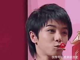 真实|华晨宇躺下的时候发现关晓彤裙子太短了,谁注意到他的动作?暴露了真实人品