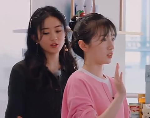  招待|杨超越入职《中餐厅》，赵丽颖热情招待，谁注意到黄晓明的举动