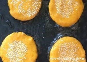 甜糯|快手简易南瓜饼,酥软甜糯,香味醇厚,分分钟搞定的一道早餐