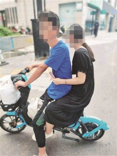  满16周岁|俩人骑乘一辆共享电动车，不是浪漫是危险