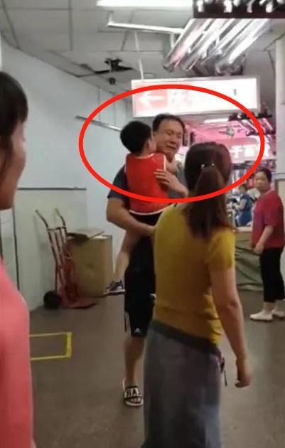  原因|商场里爸爸抱着5岁儿子边走边哭，路人知道原因后，纷纷让开了路