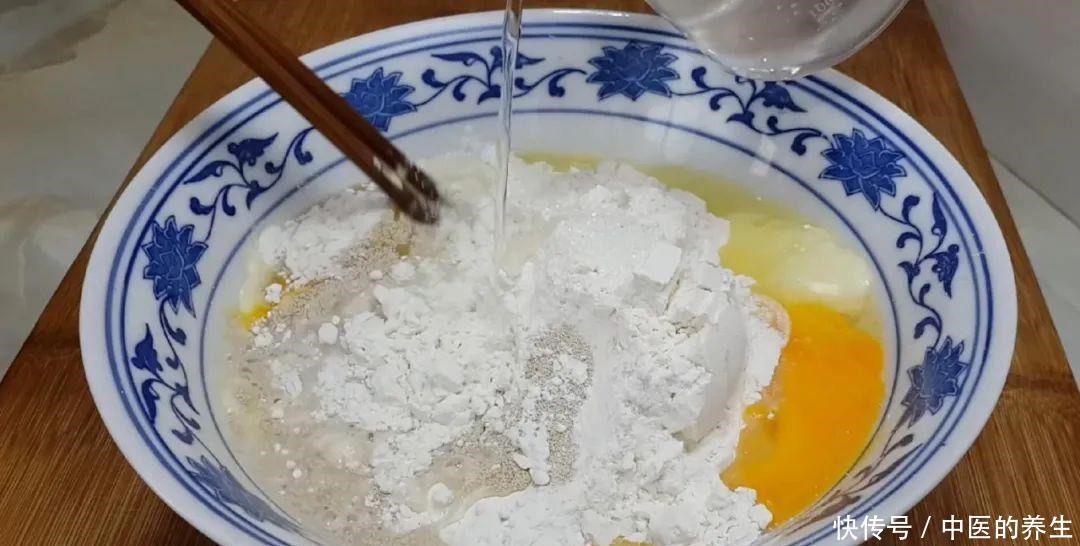  松软|烧饼这做法才简单，加2个鸡蛋，个个松软香甜，比鸡蛋饼面包好吃