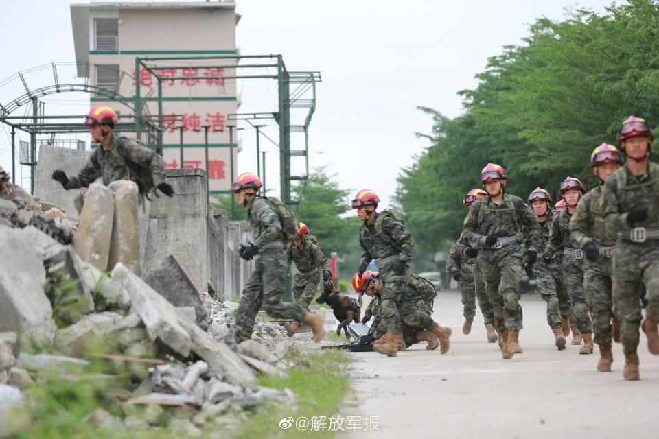 尖兵出动！武警官兵应急救援演练