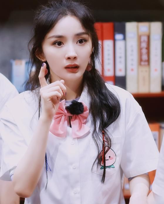  女生|有种厉害叫杨幂的坐姿，看清她是怎么做的，穿短裤的女生都佩服