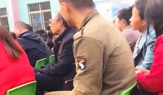 爸爸|爸爸穿“工作装”参加家长会, 惹其他家长围攻: 孩子的脸往哪放?