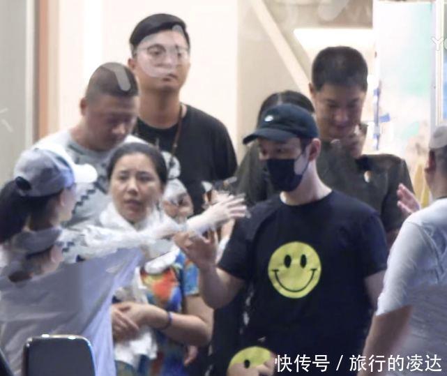  握手|黄晓明李小冉聚餐，饭后两人“握手撞怀”，不怕baby吃醋？