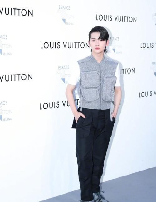  挑战|周震南出席展览，挑战油头＋“绝地求生装”，潮范MAX！