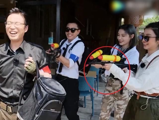  水枪|THE9综艺首秀预告，许佳琪赵小棠玩水枪，谢可寅搭档最帅男神