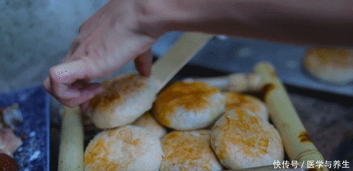 玫瑰花|李子柒又双叒叕“吃花”了,但这次,盛菜的器皿比美食更引人注目