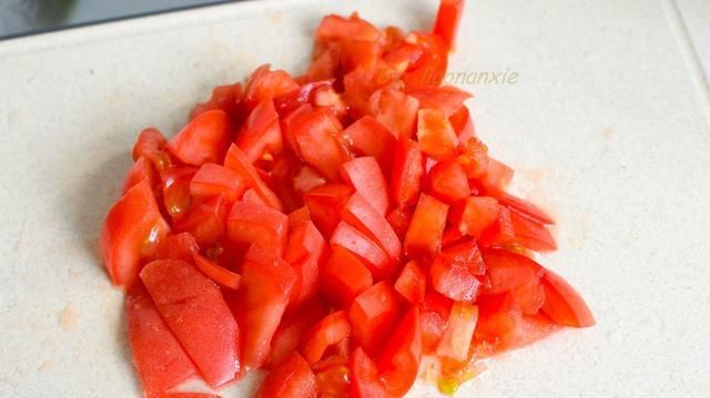  煮汤|用牛肉煮汤，这方法最简单，切切煮煮就做好，咸鲜开胃适合夏天