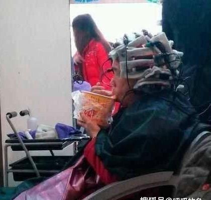  下嘴|搞笑GIF：这只是一个面具，哥们，你就放心下嘴吧！